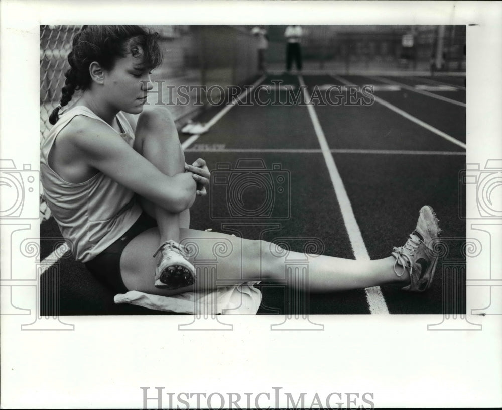 1989 Press Photo Niki Candow does some pre-stretching before taking a few laps - Historic Images