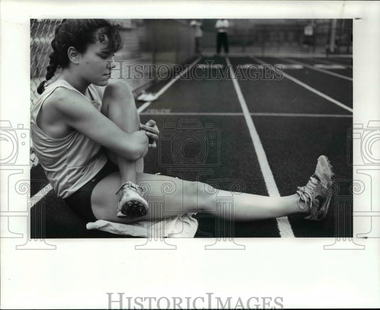 1989 Press Photo Niki Candow does some pre-stretching before taking a few laps - Historic Images