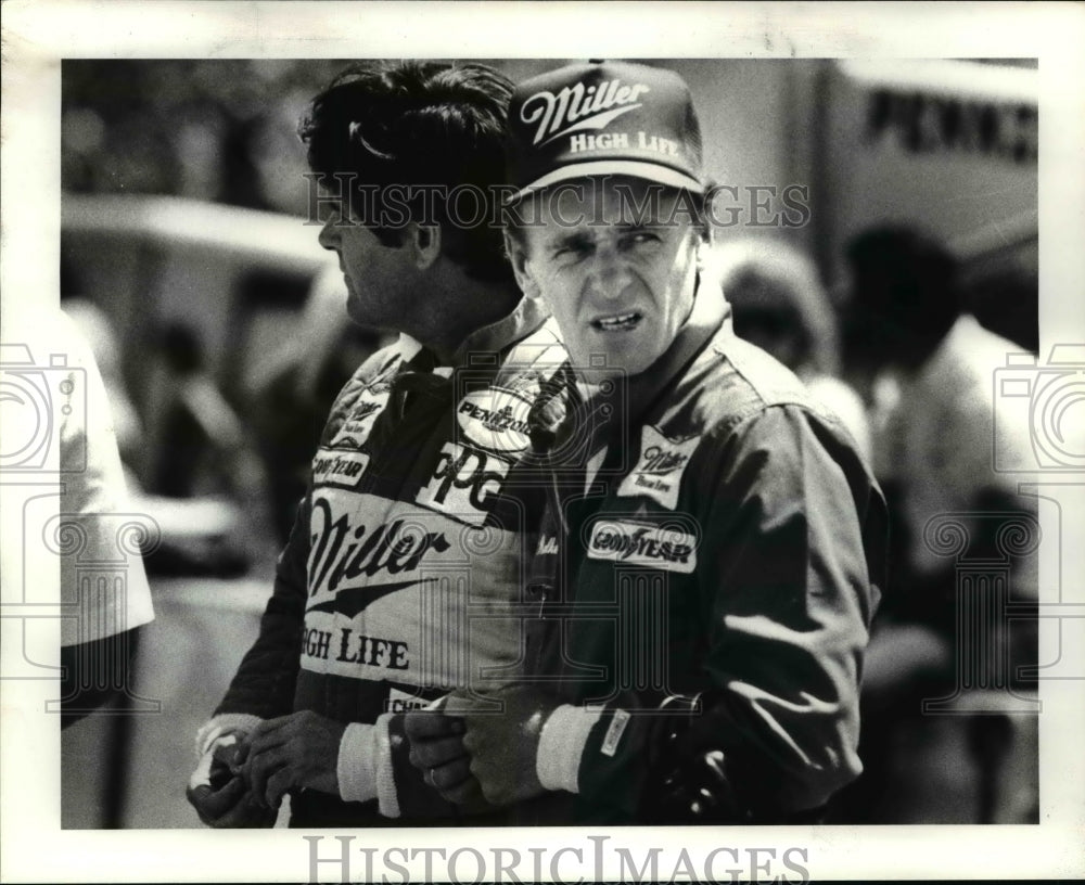 1984 Press Photo Derek Walker (SP) Head of Penske Pits W/ Al Unser - cvb47535 - Historic Images