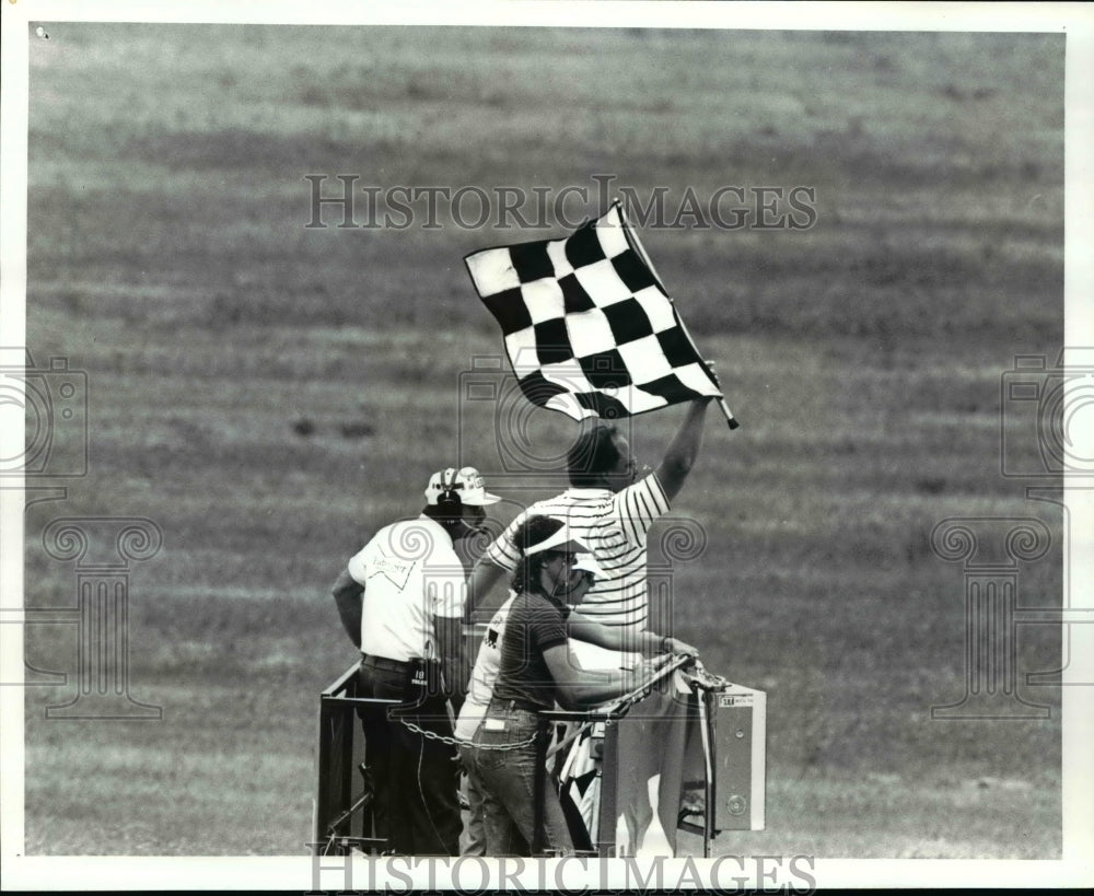 1987 Press Photo Atchison takes checked flag in Super Vee Race - cvb47549 - Historic Images
