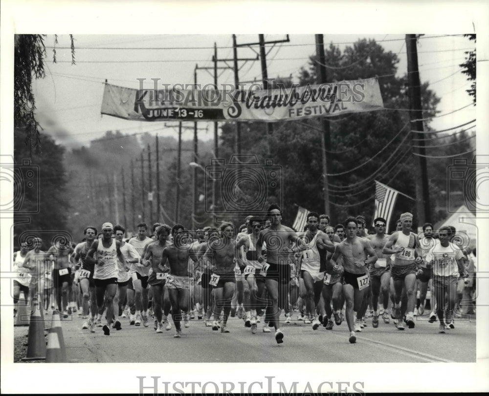 1991 Press Photo Group of runners pass the starting line at Kirtland Kiwanis 10K - Historic Images