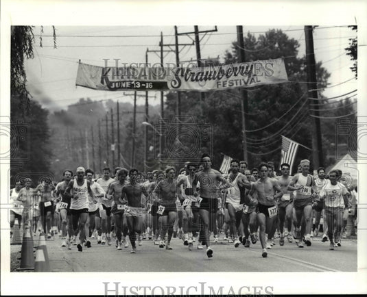 1991 Press Photo Group of runners pass the starting line at Kirtland Kiwanis 10K - Historic Images
