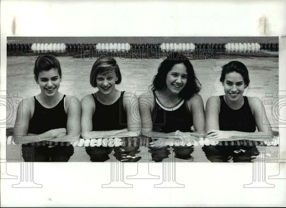 1990 Press Photo Shaker Heights girls 200 meter relay-Sullivan, Grant, Gambetti - Historic Images