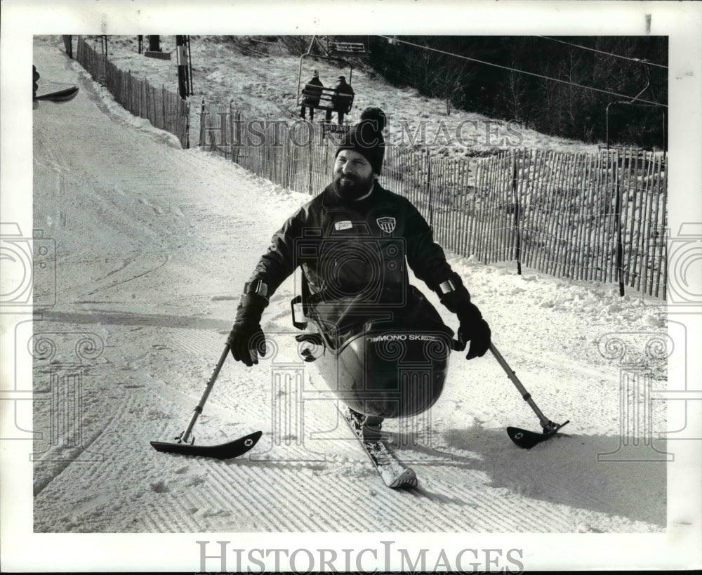 1988 Press Photo Boston Mills Ski Area. Jim Voltz shows a newly designed Mono Sk - Historic Images