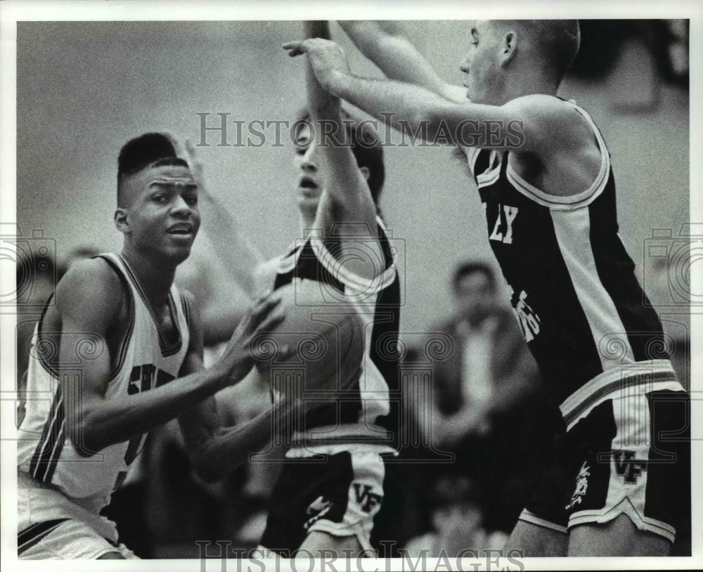 1990 Press Photo DeShawn King no. 54 of Shaker Heights High is boxed in- Historic Images