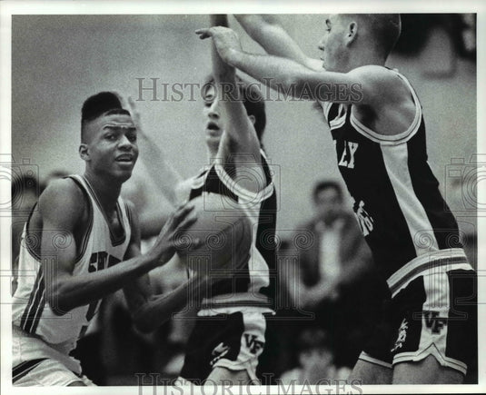1990 Press Photo DeShawn King no. 54 of Shaker Heights High is boxed in- Historic Images