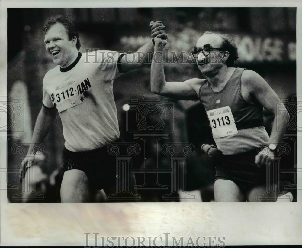 1983 Press Photo Running together at the marathon finish line. - cvb47758 - Historic Images