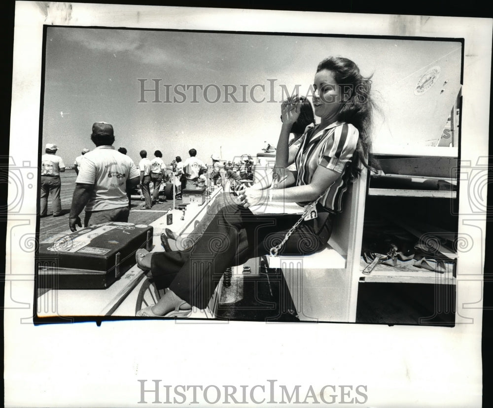 1983 Press Photo Carol Mears (Mrs. Roger Mears) Winces at a near in Pit Area. - Historic Images