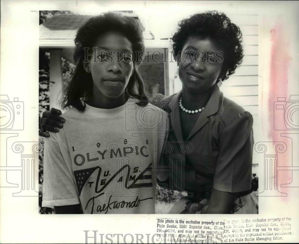 1988 Press Photo Olypian Kim Dotson comes home before departure for seoul. - Historic Images