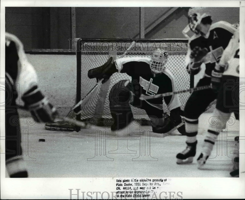 1989 Press Photo St Edward Goalie Brian Stephny, make as a save in tonights game - Historic Images