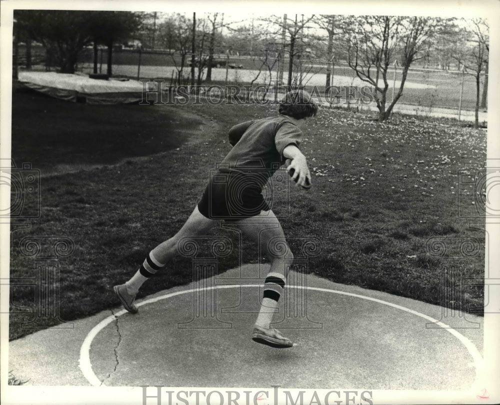 1980 Press Photo Weight throw - cvb47865 - Historic Images