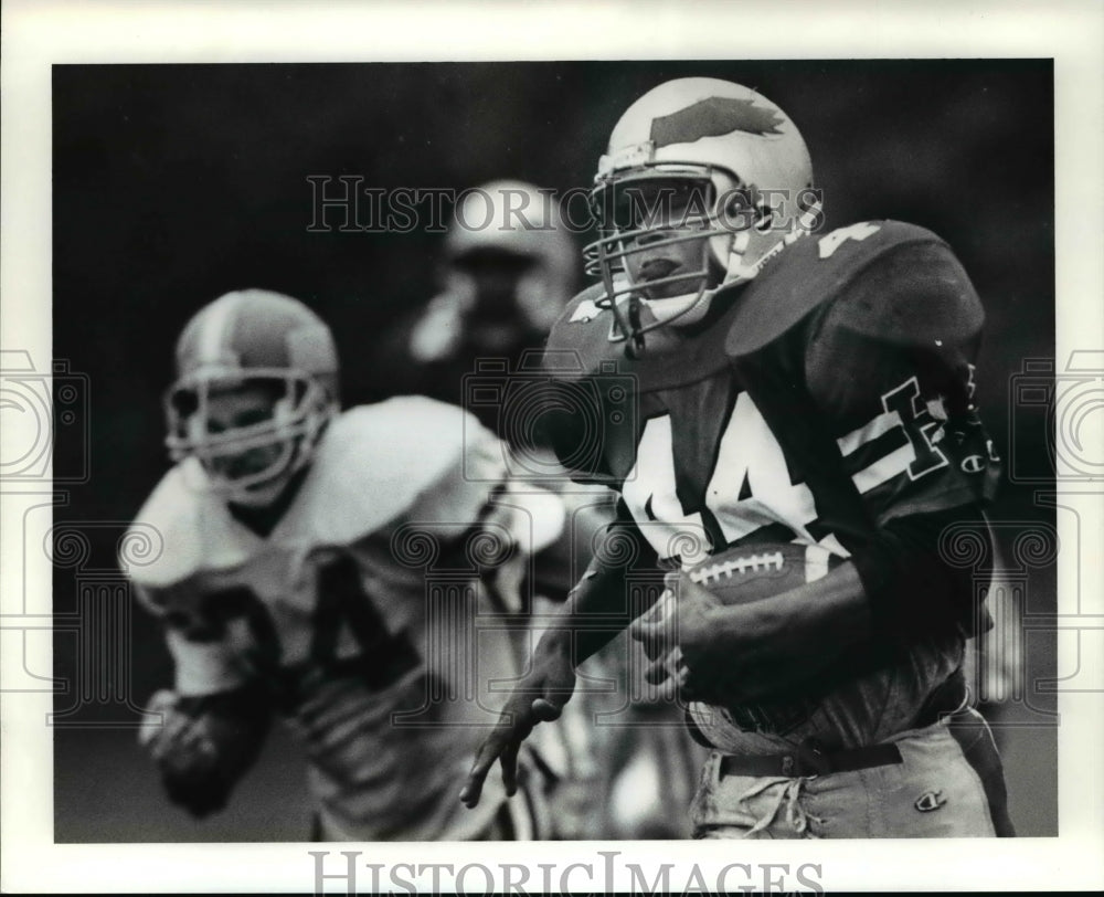 1991 Press Photo Anthony Cowsette, breaks thru the Conventry line for 68yd- Historic Images