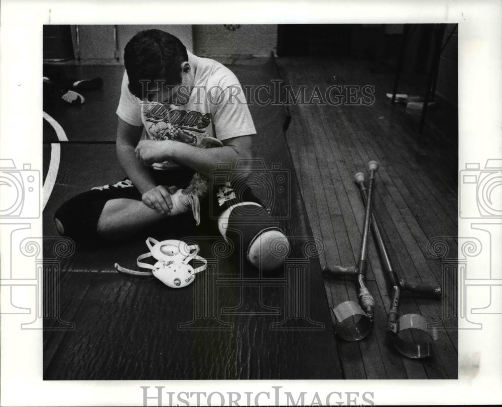 1990 Press Photo Benedictine wrestler Curtis Gray stretches - cvb47957 - Historic Images