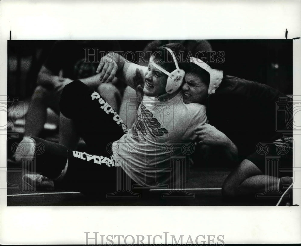 1990 Press Photo Benedictine Wrestler Curtis Gray tries for an escape - Historic Images