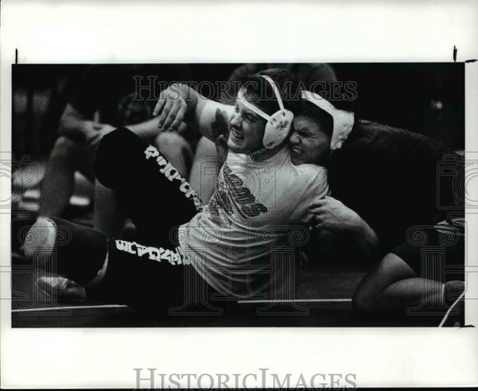 1990 Press Photo Benedictine Wrestler Curtis Gray tries for an escape - Historic Images