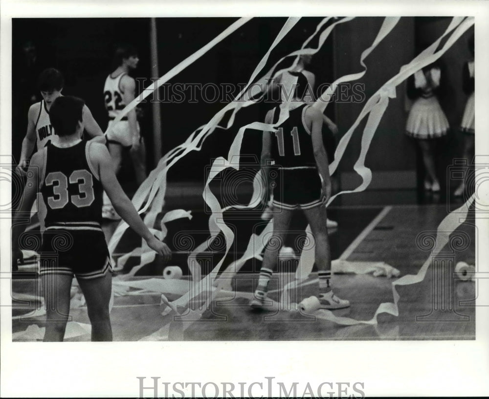 1987 Press Photo Henry Durice (33) &amp; Dan Lees stand in a shower of toilet paper - Historic Images