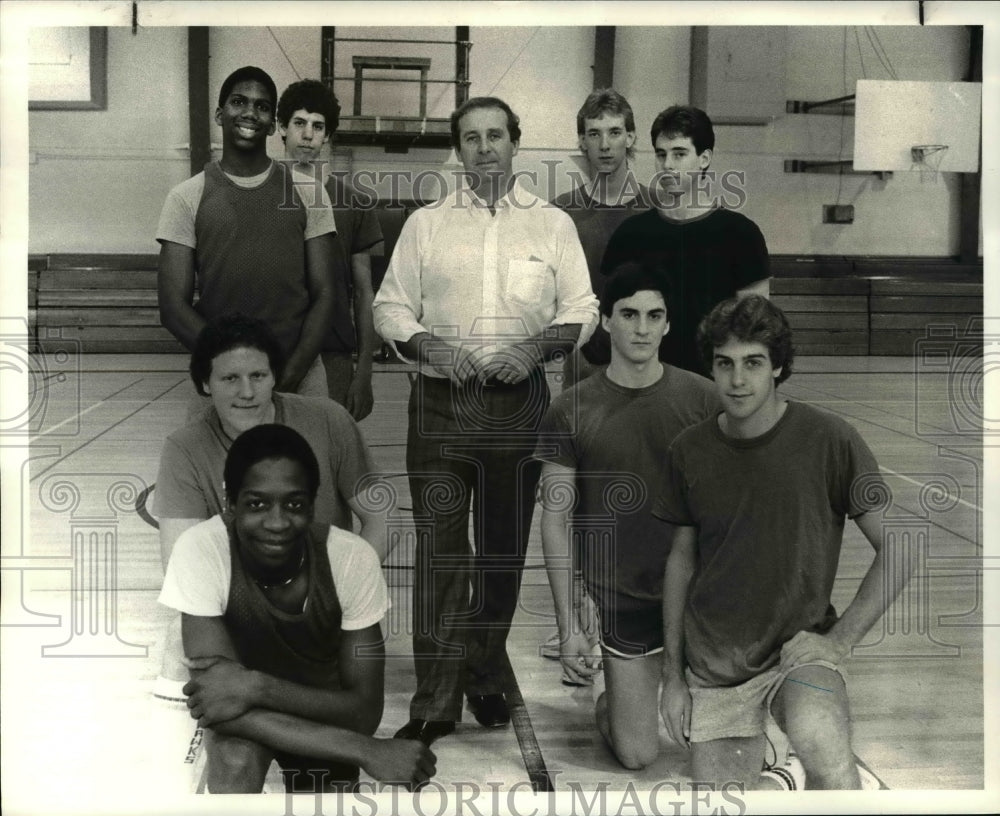 1983 Press Photo Hawken School Basketball Team players and coach Tom Bryan - Historic Images