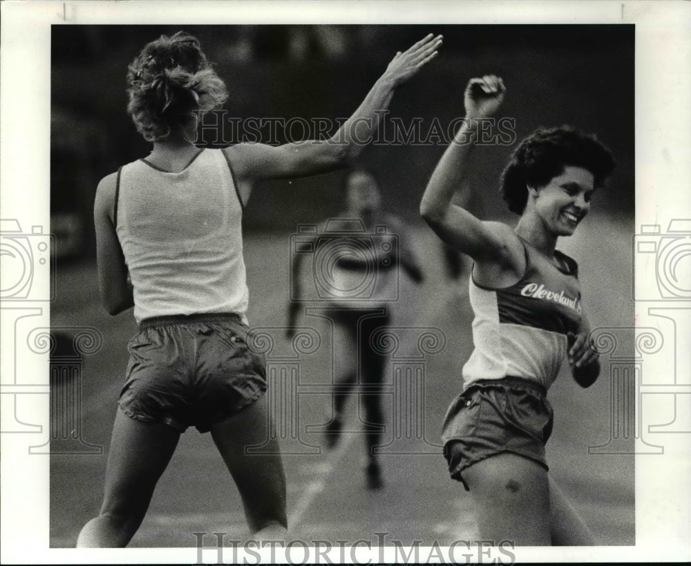 1986 Press Photo Leslie Ritter and Chris Kohler share a high five - cvb48000 - Historic Images