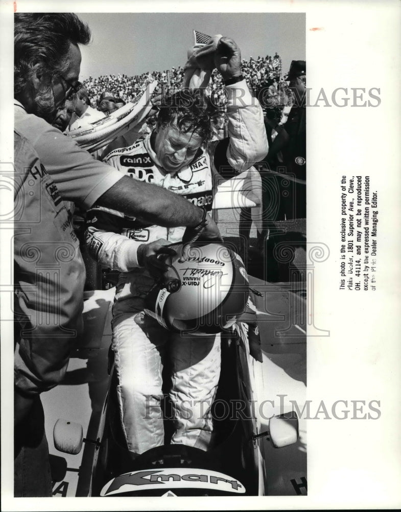 1988 Press Photo Bud Grand Prix winner Mario Andretti emerge from his car - Historic Images