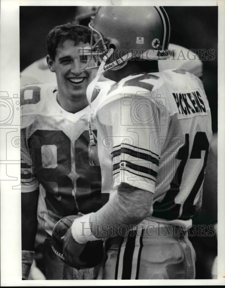 1991 Press Photo Brian Stablein of OSU smiles at freshman QB Joe Pickens - Historic Images