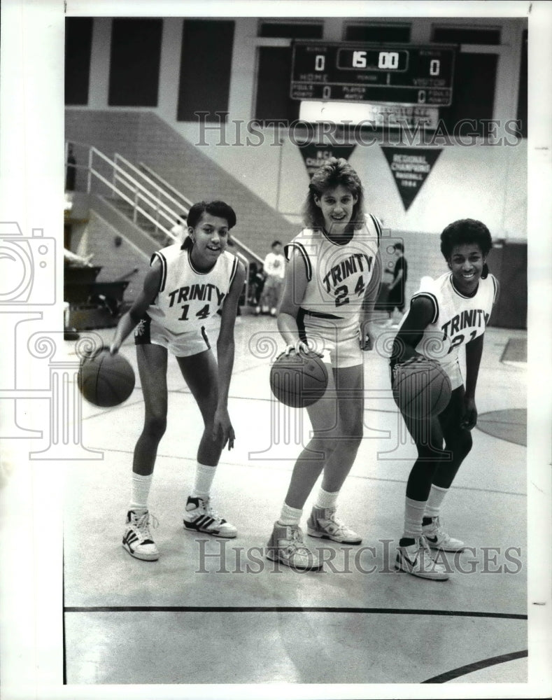 1988 Press Photo Trinity Hi. School basketball girls team - cvb48167- Historic Images