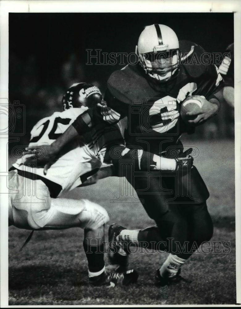 1991 Press Photo George Brandon carries the ball as Rich Cartellone tackles him - Historic Images