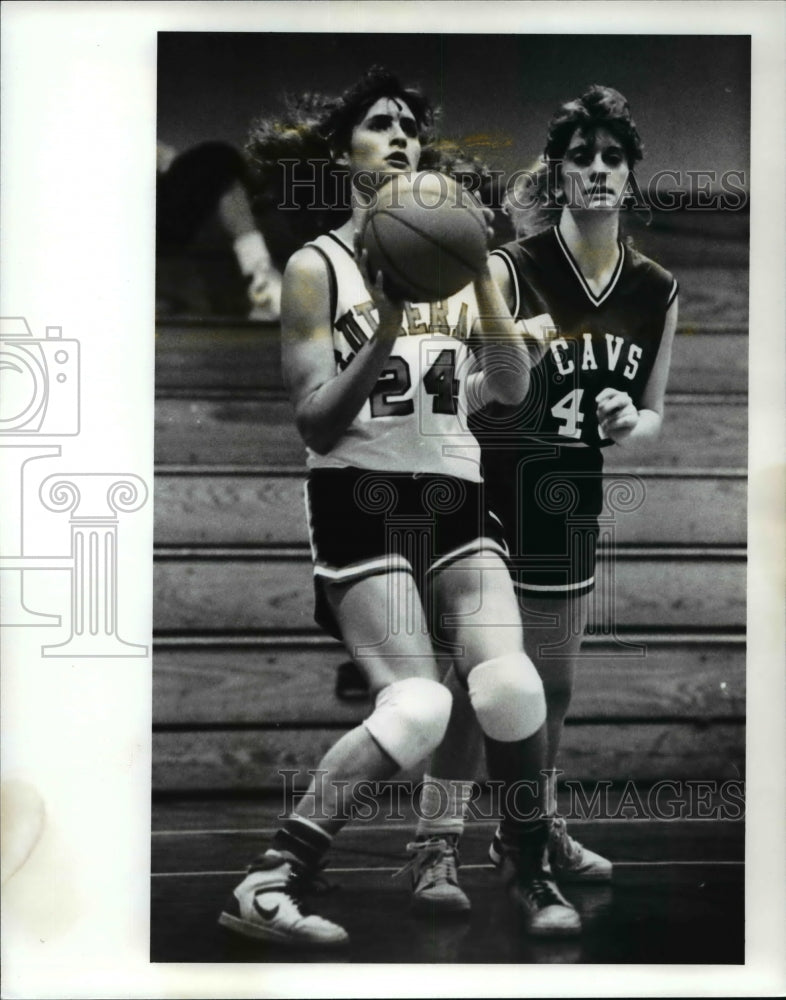 1988 Press Photo Shari Toelke vs Laura Bennett-basketball action - cvb48313- Historic Images