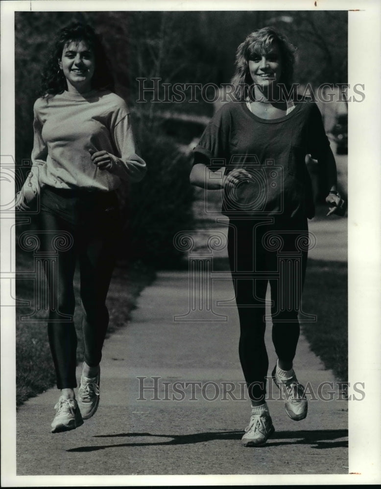 1990 Press Photo JCU Long Distance Track Runners Mary Pusateri &amp; Heather Peltier - Historic Images