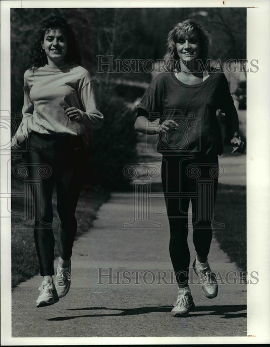 1990 Press Photo JCU Long Distance Track Runners Mary Pusateri & Heather Peltier - Historic Images