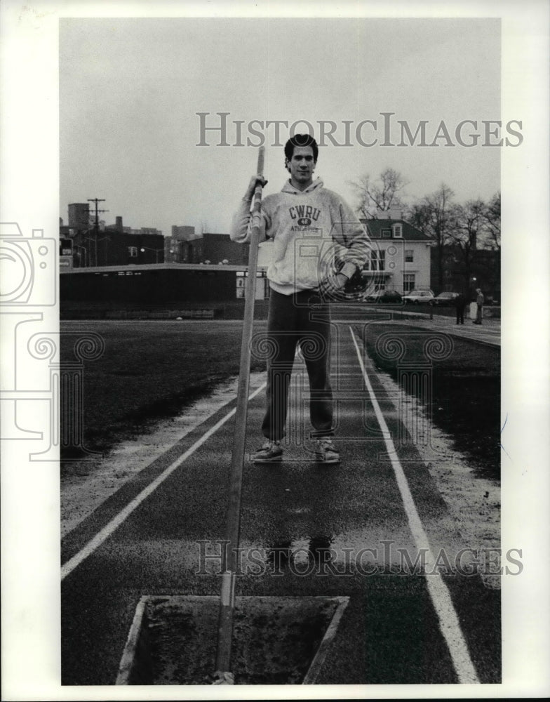 1990 Press Photo Kevin Luthy, CWRU Pole Vaulter - cvb48451- Historic Images