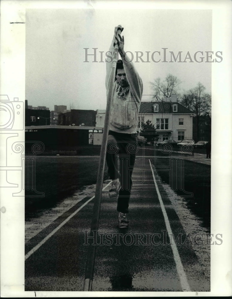 1990 Press Photo Kevin Luthy, CWRU Pole Vaulter - cvb48452 - Historic Images