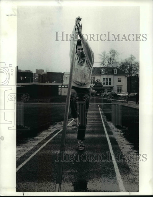 1990 Press Photo Kevin Luthy, CWRU Pole Vaulter - cvb48452 - Historic Images