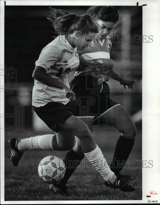 1989 Press Photo Jenny Psota battles North Olmsted player for control of ball - Historic Images