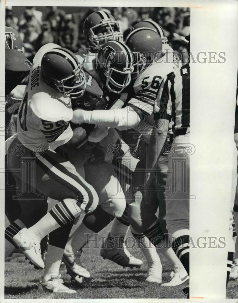 1981 Press Photo Browns&#39; Don Goode and Robert Jackson stop William Andrews - Historic Images