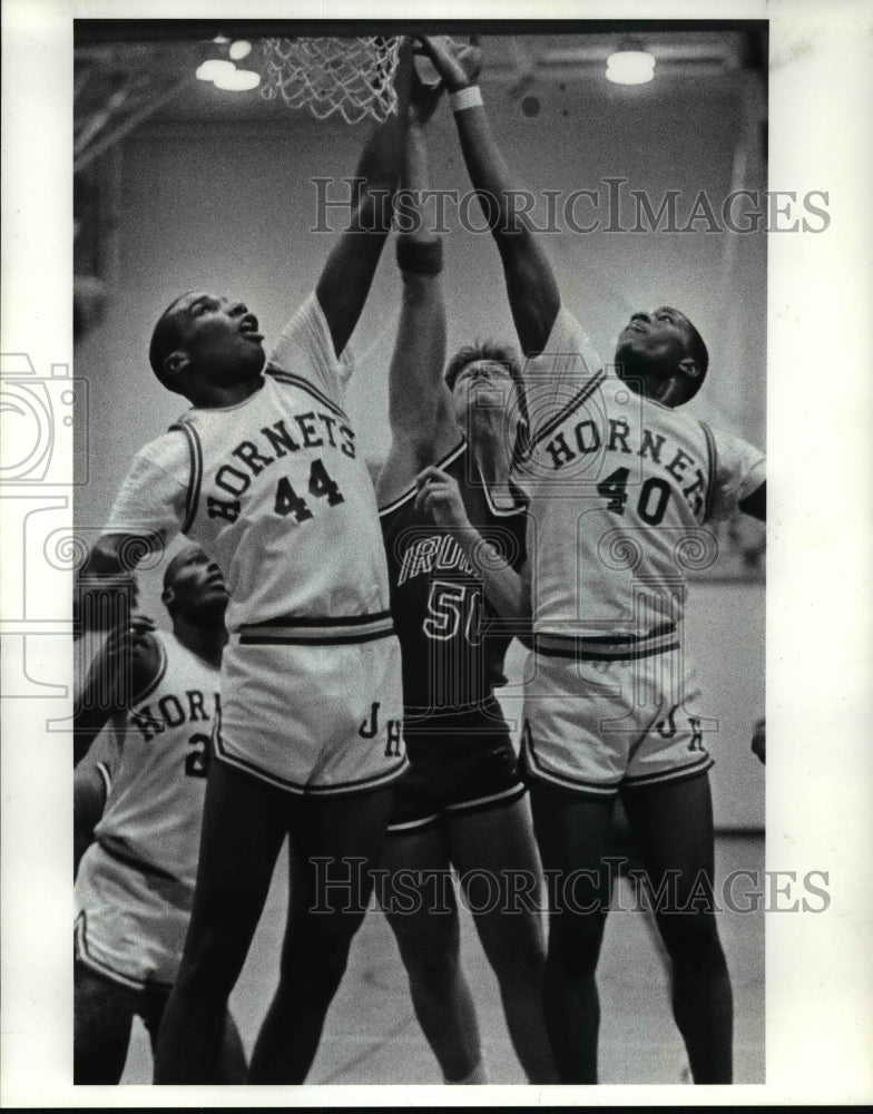 1987 Press Photo Mike Laury, Arnold Brantley vs Tim Morgan-basketball action- Historic Images