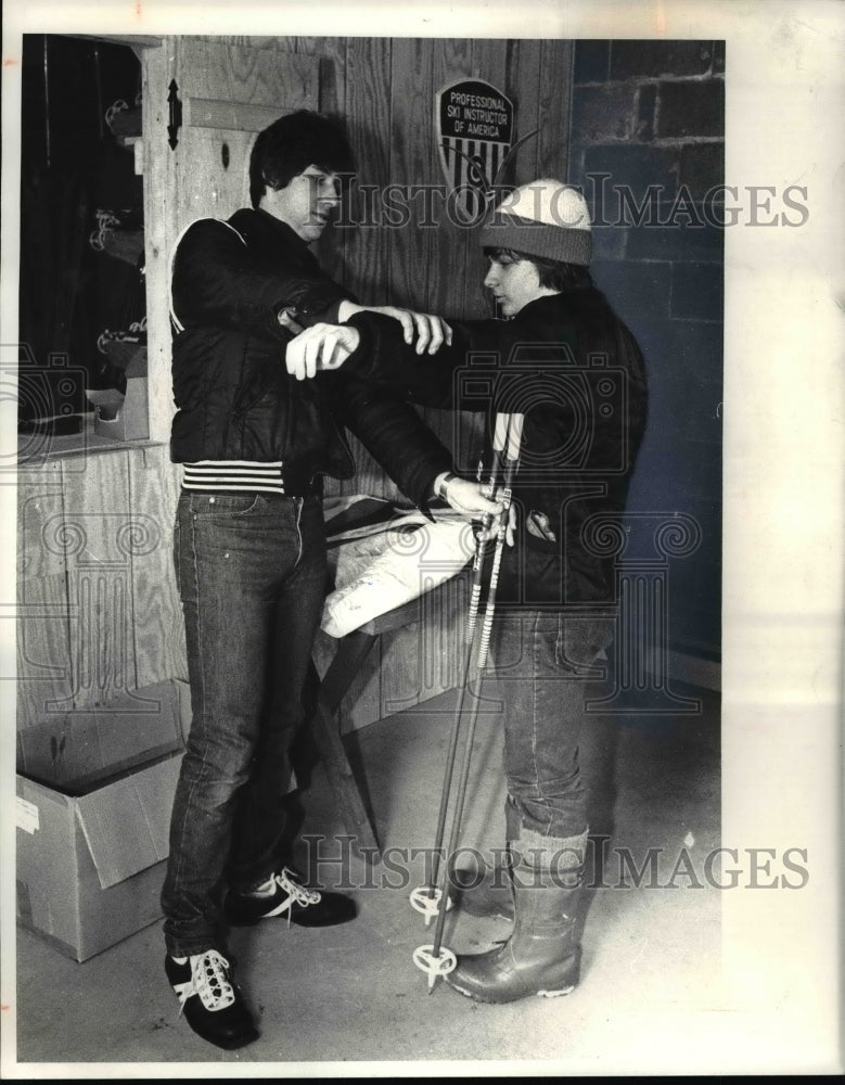 1980 Press Photo Andre Lah instructor fits Terry Walbridge-cross country skiing - Historic Images