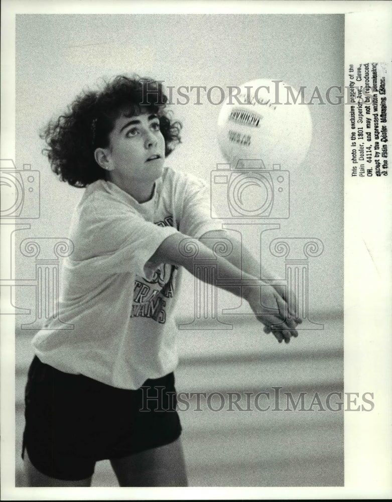 1989 Press Photo Becky Dawes of John Carroll University women's volleyball team- Historic Images
