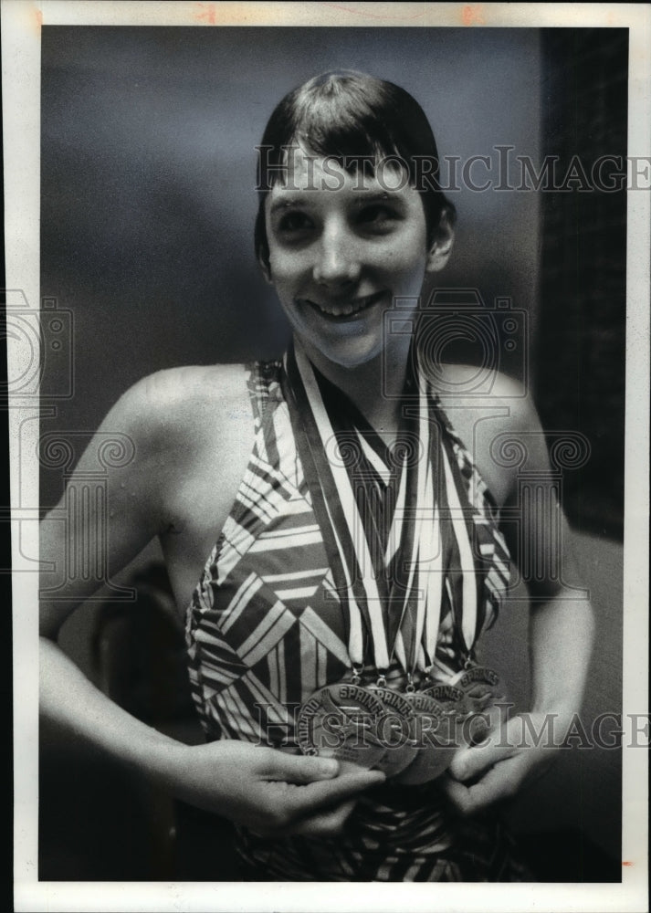 1980 Press Photo Beth Washut-awarded swimmer - cvb48843 - Historic Images