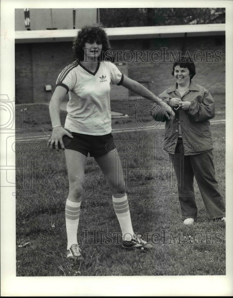 1980 Press Photo Nadine Cox, discuss Geneva Hi and Coach Linda Henry - cvb48918 - Historic Images