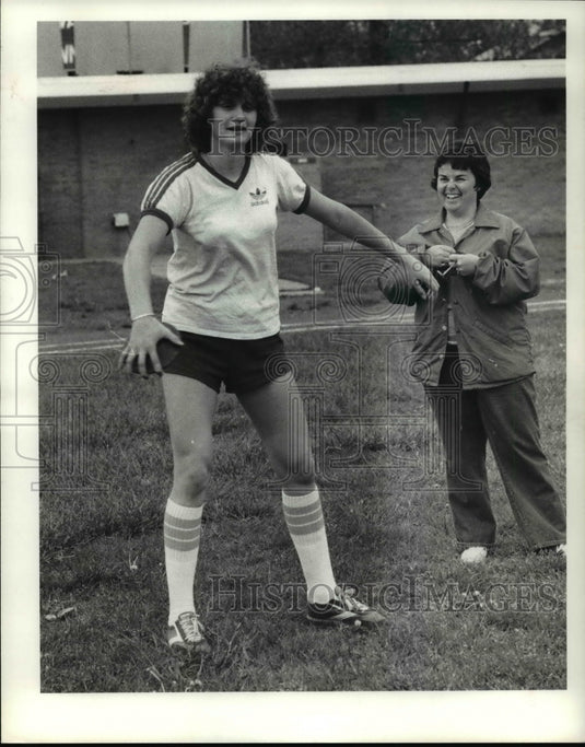 1980 Press Photo Nadine Cox, discuss Geneva Hi and Coach Linda Henry - cvb48918 - Historic Images