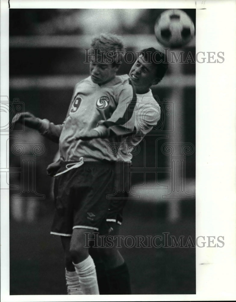 1990 Press Photo L-R. Tim Hlousek of Kenston &amp; Kyle Hintanen go up for the ball - Historic Images