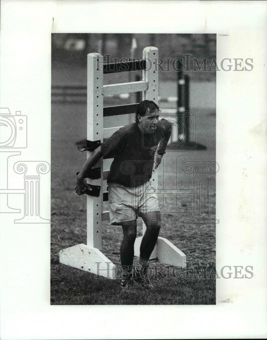 1989 Press Photo Paul Scinta, employed with Stadium Jumping in Tampa, Fla., - Historic Images