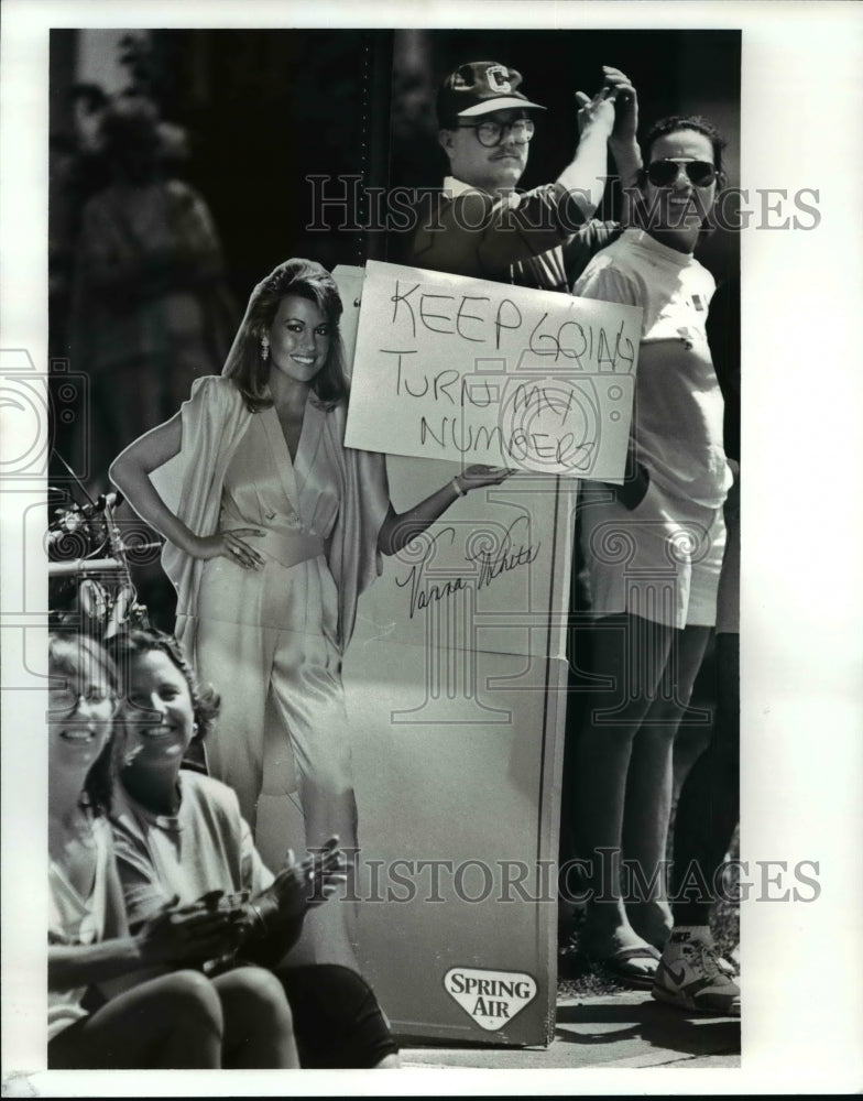 1988 Press Photo Revco marathon spectators at Cove and Lake Ave., - cvb49079 - Historic Images
