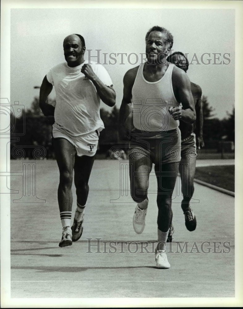 Press Photo Allan Jackson, Stanley Tolliver and Robert Powell running - Historic Images