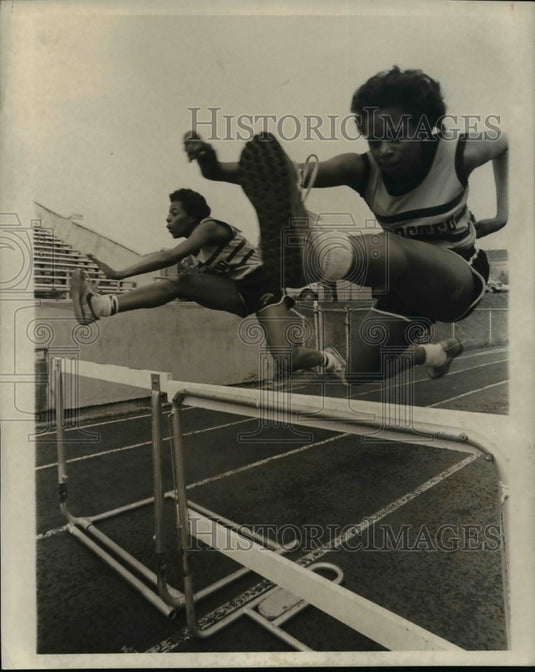Press Photo Darlene & Charlene Kemp - cvb49102 - Historic Images