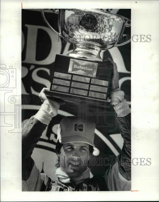1984 Press Photo Danny Sullivan holds up his trophy - cvb49109- Historic Images