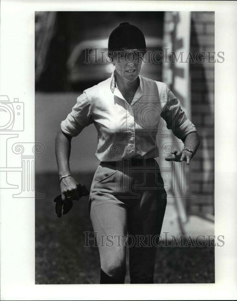 1986 Press Photo Katie Monahan walks the Grand Prix course - cvb49127 - Historic Images