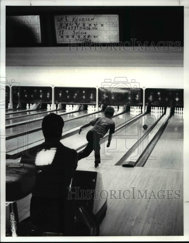 1988 Press Photo Pro-Bowler Don Sylvia, rolls at Buckeye Lanes - cvb49220 - Historic Images