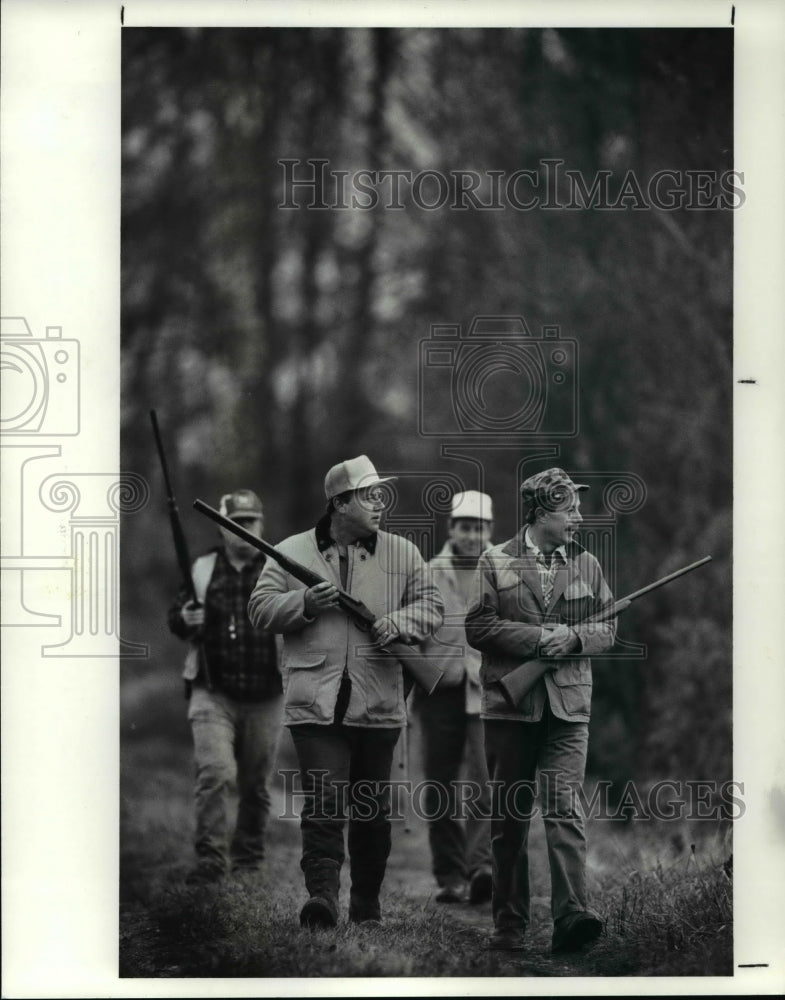 1988 Press Photo Group of hunters working their way through the Spencer Wildlife - Historic Images