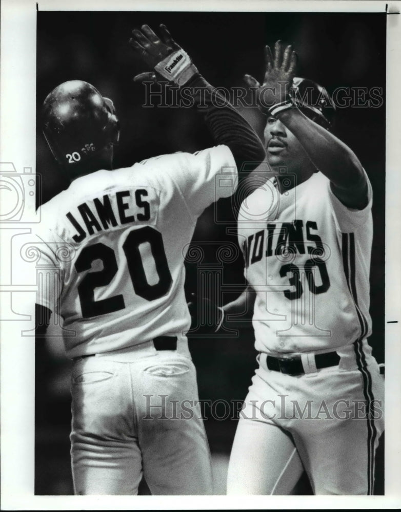 1989 Press Photo Joe Carter is Greeted by Dion James After he Drove Home - Historic Images
